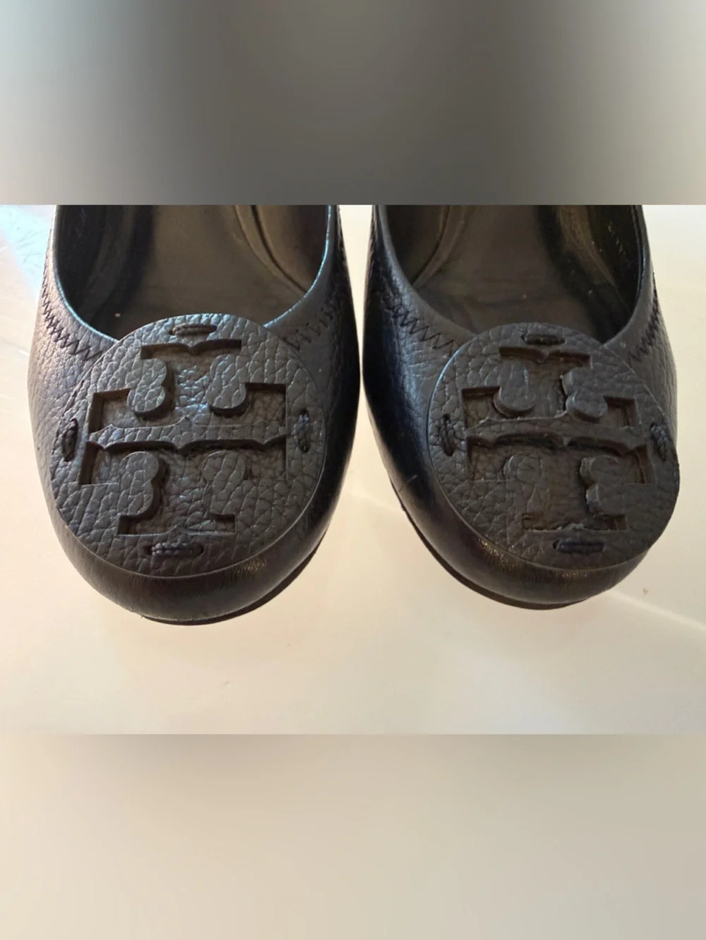Tory Burch Black Pebbled Leather Wedge Pumps with Logo Emblem - Picture 5 of 10